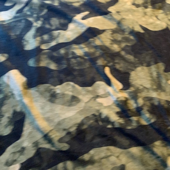 Camo Women’s Short Sleeve T-Shirt Size XL - Picture 3 of 11